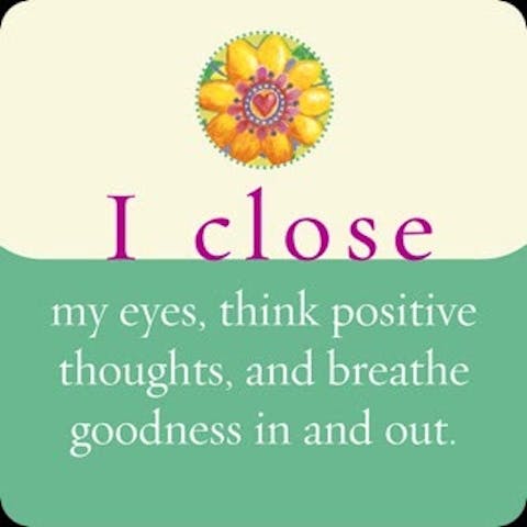 Ik sluit mijn ogen, denk positieve gedachten en adem goedheid in en uit.